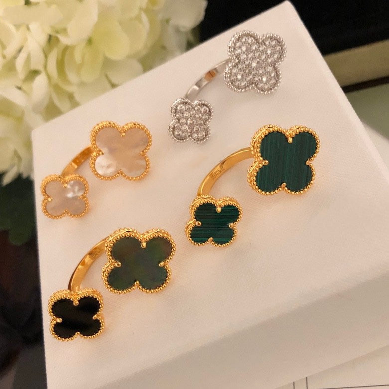 {
  "Elowen jewelsry": "Elowen Schmuck",
  "CLOVER BETWEEN THE FINGER RING": "CLOVER ZWISCHEN-DEN-FINGERN-RING"
}