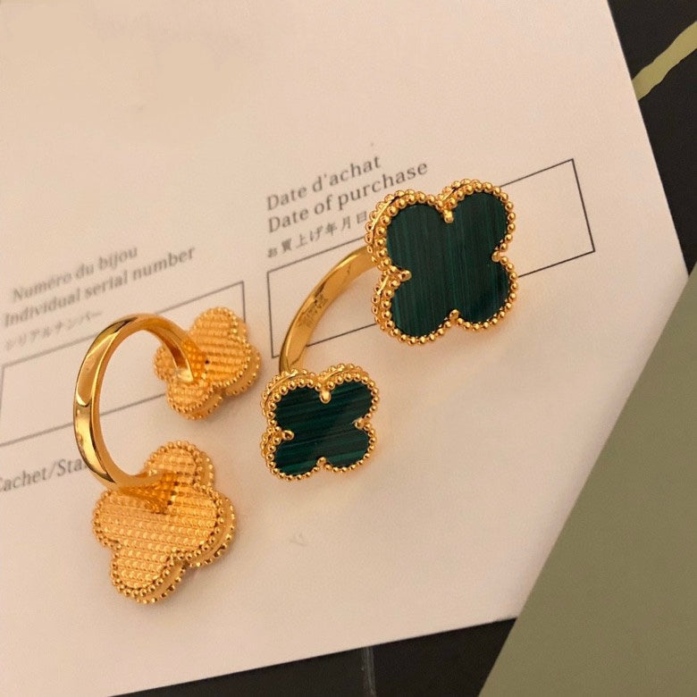 {
  "Elowen jewelsry": "Elowen Schmuck",
  "CLOVER BETWEEN THE FINGER RING": "CLOVER ZWISCHEN-DEN-FINGERN-RING"
}