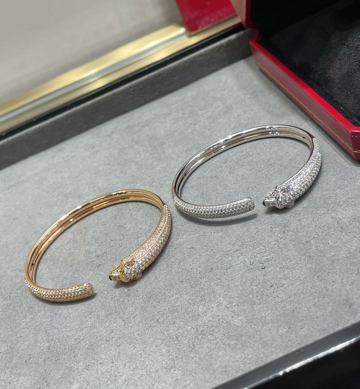 [Elowen Schmuck] PANTHÈRE OFFENES ARMBAND MIT VOLLSTÄNDIGER DIAMANTBESATZUNG