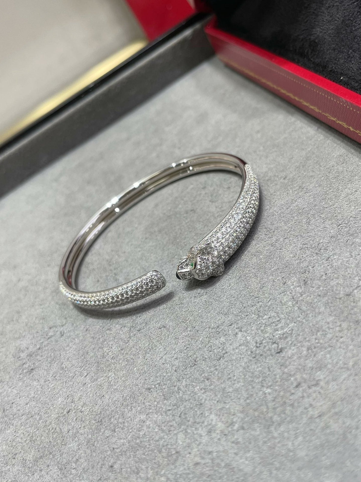 [Elowen Schmuck] PANTHÈRE OFFENES ARMBAND MIT VOLLSTÄNDIGER DIAMANTBESATZUNG