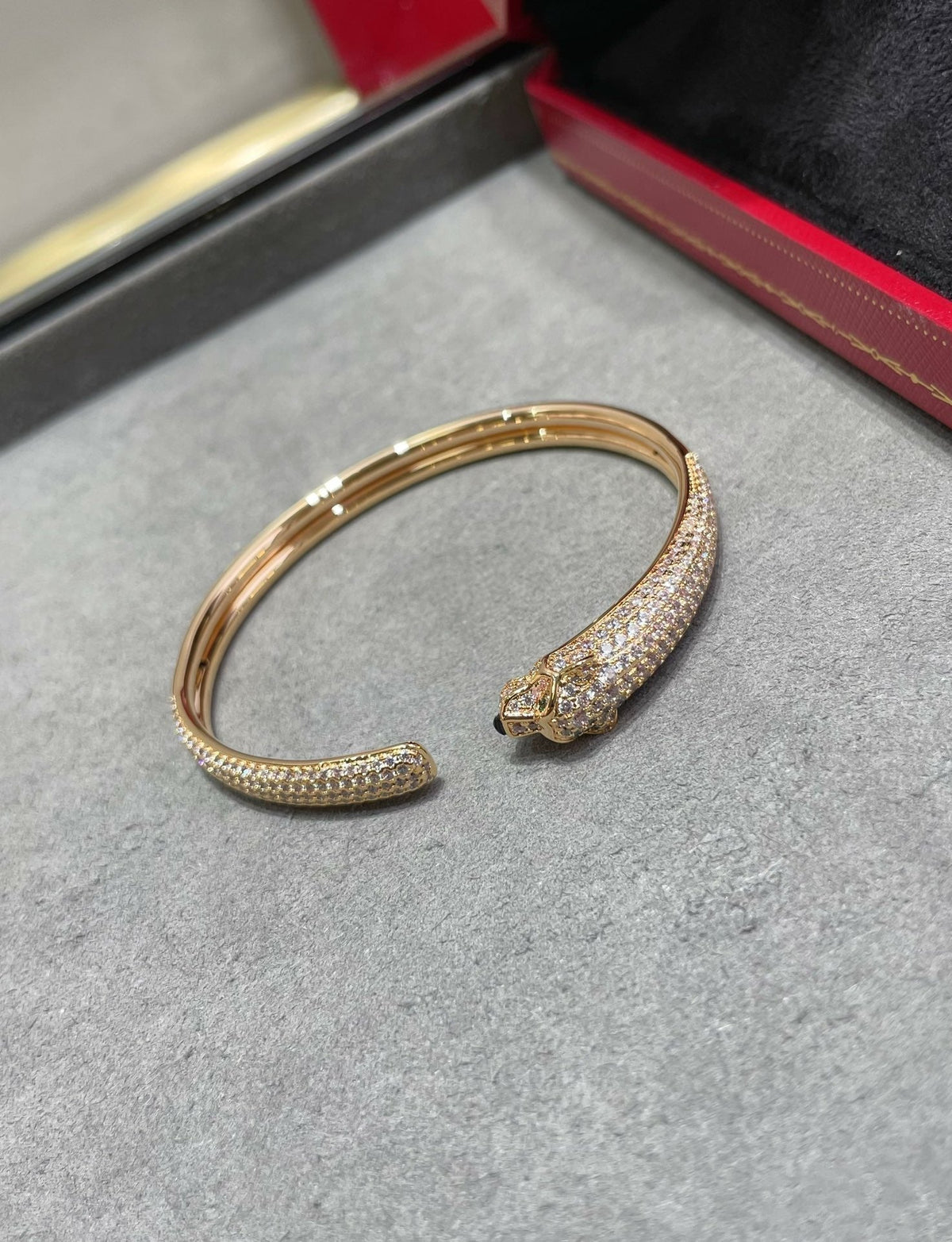 [Elowen Schmuck] PANTHÈRE OFFENES ARMBAND MIT VOLLSTÄNDIGER DIAMANTBESATZUNG