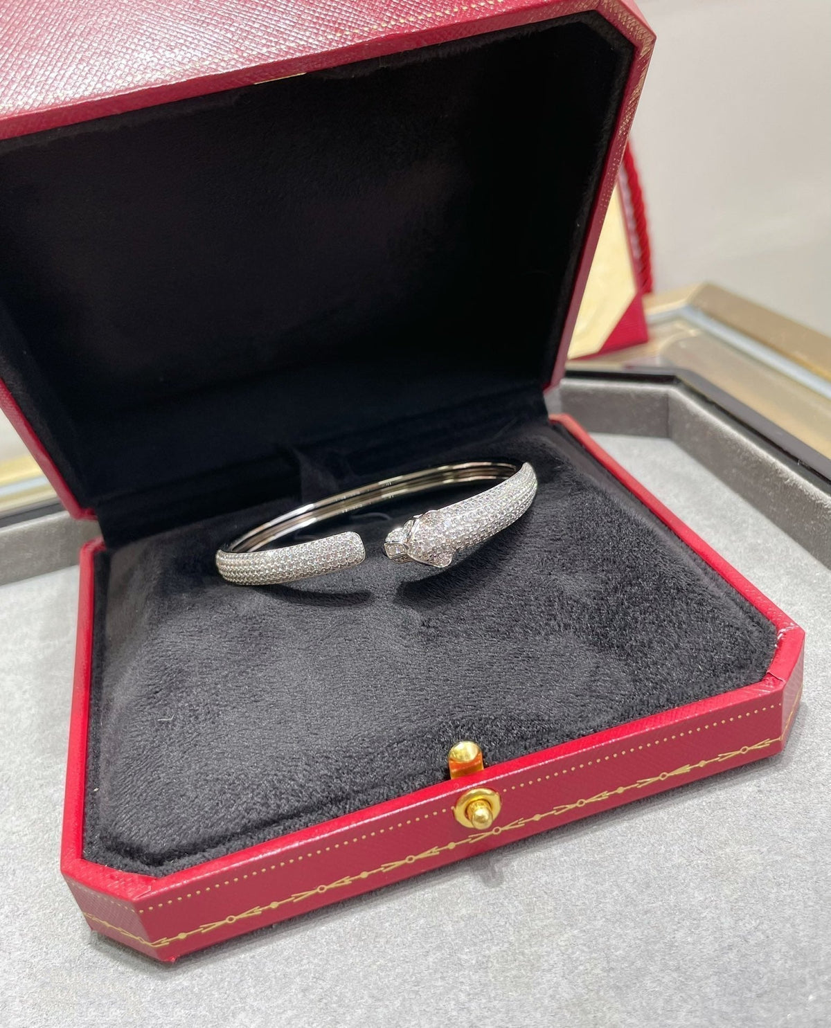 [Elowen Schmuck] PANTHÈRE OFFENES ARMBAND MIT VOLLSTÄNDIGER DIAMANTBESATZUNG