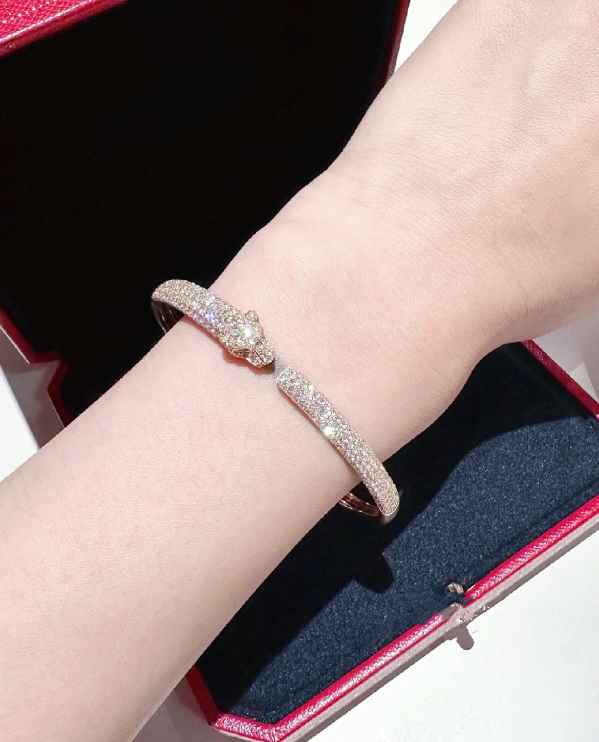 [Elowen Schmuck] PANTHÈRE OFFENES ARMBAND MIT VOLLSTÄNDIGER DIAMANTBESATZUNG