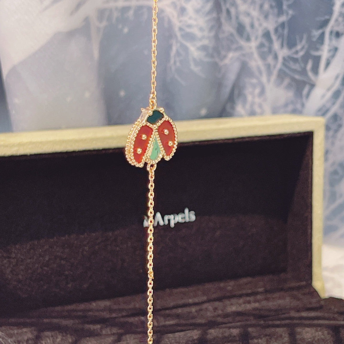 {
  "Elowen jewelsry": "Elowen ジュエリー",
  "LUCKY SPRING 1 MOTIF PINK GOLD BRACELET": "ラッキー スプリング 1モチーフ ピンクゴールド ブレスレット"
}