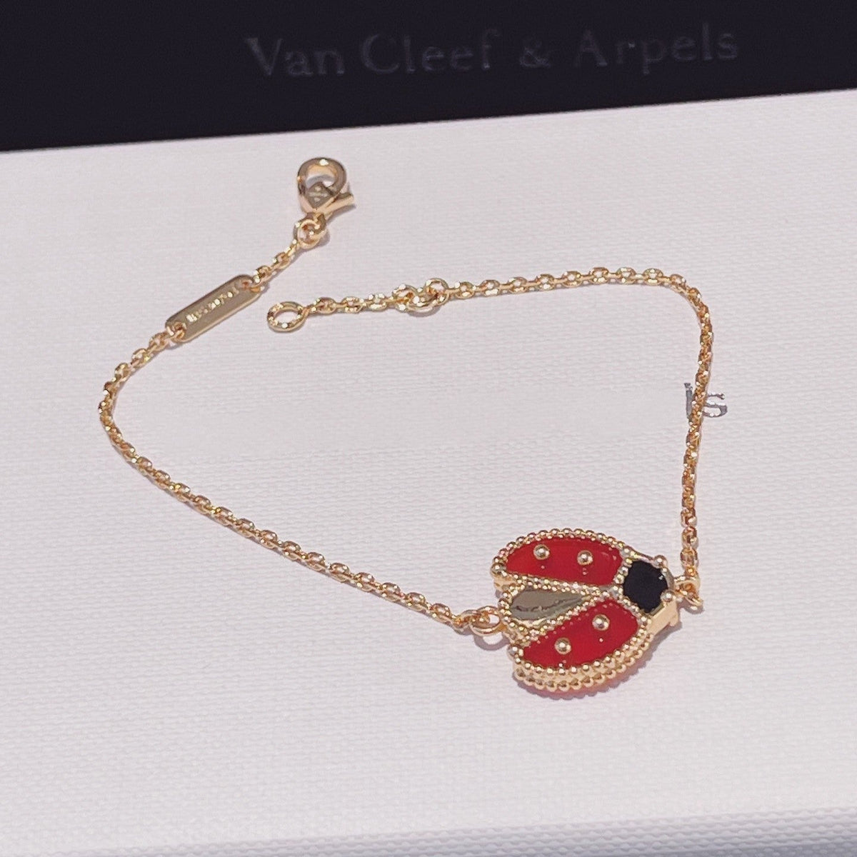 {
  "Elowen jewelsry": "Elowen ジュエリー",
  "LUCKY SPRING 1 MOTIF PINK GOLD BRACELET": "ラッキー スプリング 1モチーフ ピンクゴールド ブレスレット"
}
