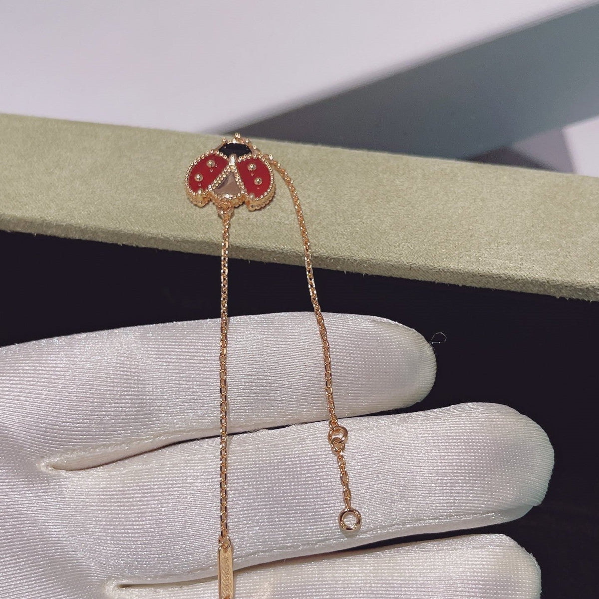 {
  "Elowen jewelsry": "Elowen ジュエリー",
  "LUCKY SPRING 1 MOTIF PINK GOLD BRACELET": "ラッキー スプリング 1モチーフ ピンクゴールド ブレスレット"
}