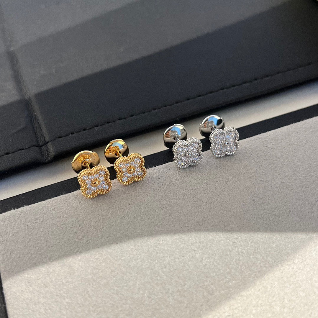 [Elowen ジュエリー] クローバー ミニ ダイヤモンド スタッドピアス