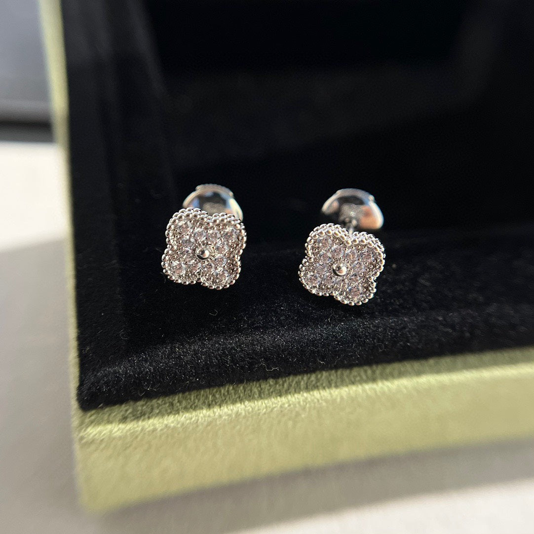 [Elowen ジュエリー] クローバー ミニ ダイヤモンド スタッドピアス