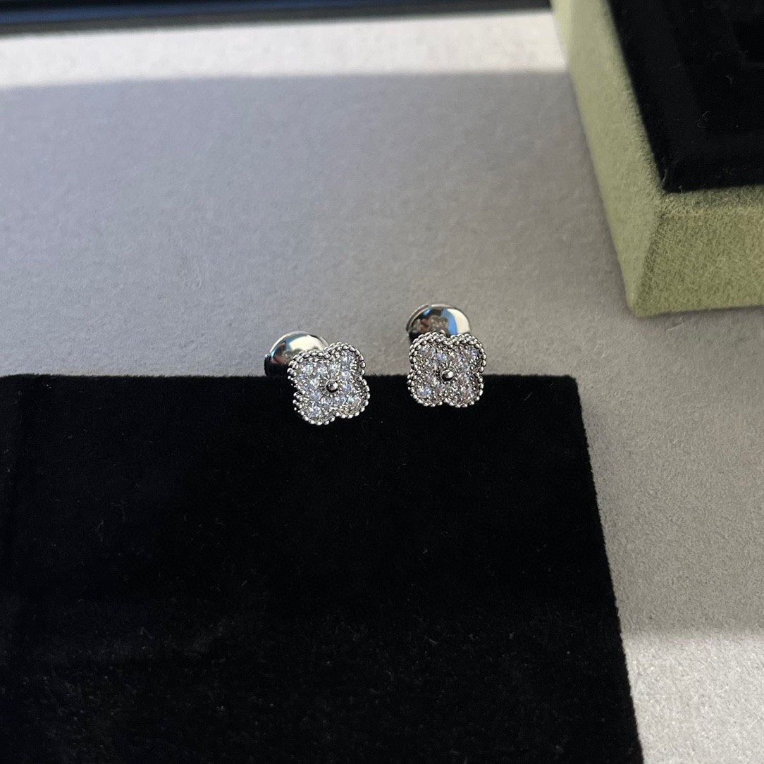 [Elowen ジュエリー] クローバー ミニ ダイヤモンド スタッドピアス