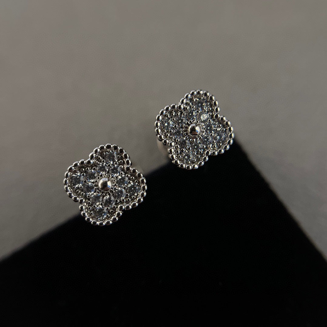 [Elowen ジュエリー] クローバー ミニ ダイヤモンド スタッドピアス