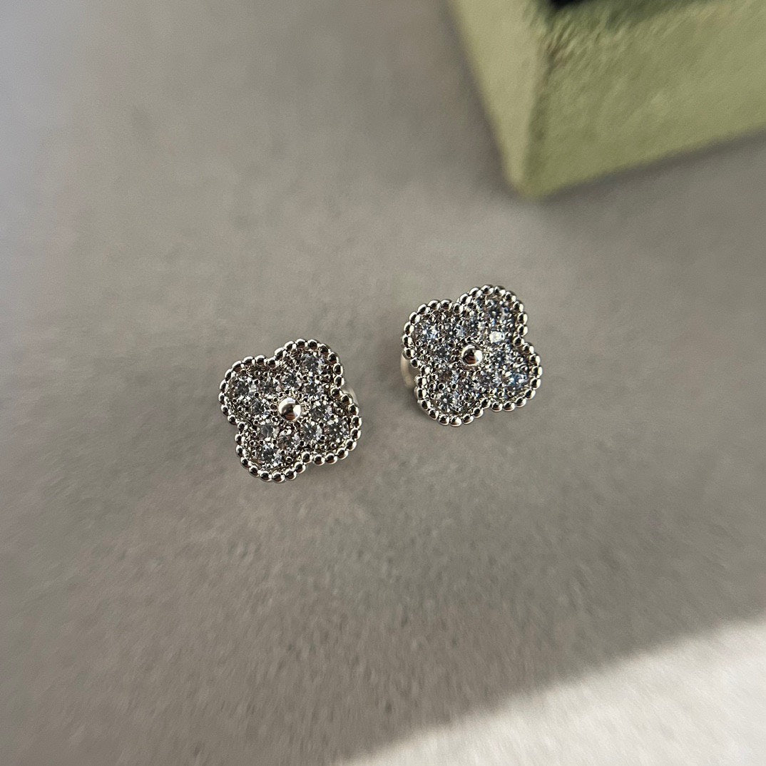 [Elowen ジュエリー] クローバー ミニ ダイヤモンド スタッドピアス