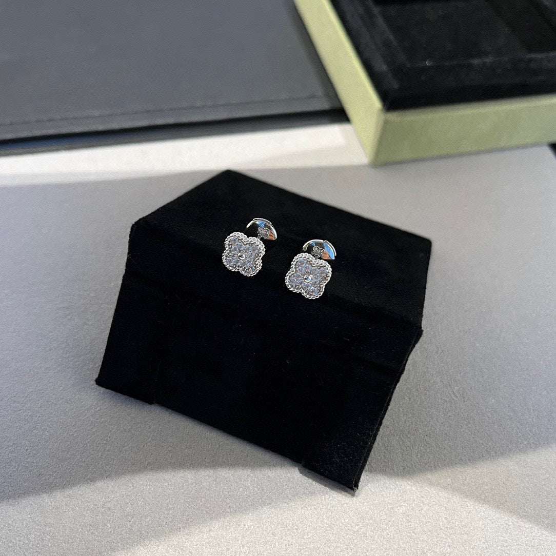 [Elowen ジュエリー] クローバー ミニ ダイヤモンド スタッドピアス