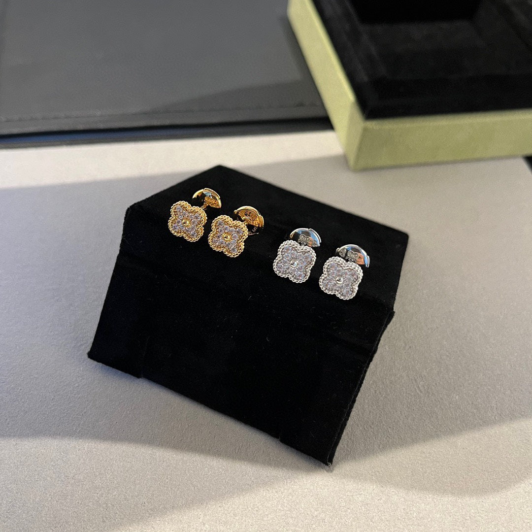 [Elowen ジュエリー] クローバー ミニ ダイヤモンド スタッドピアス