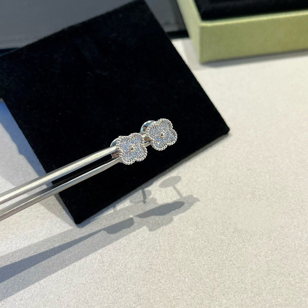 [Elowen ジュエリー] クローバー ミニ ダイヤモンド スタッドピアス