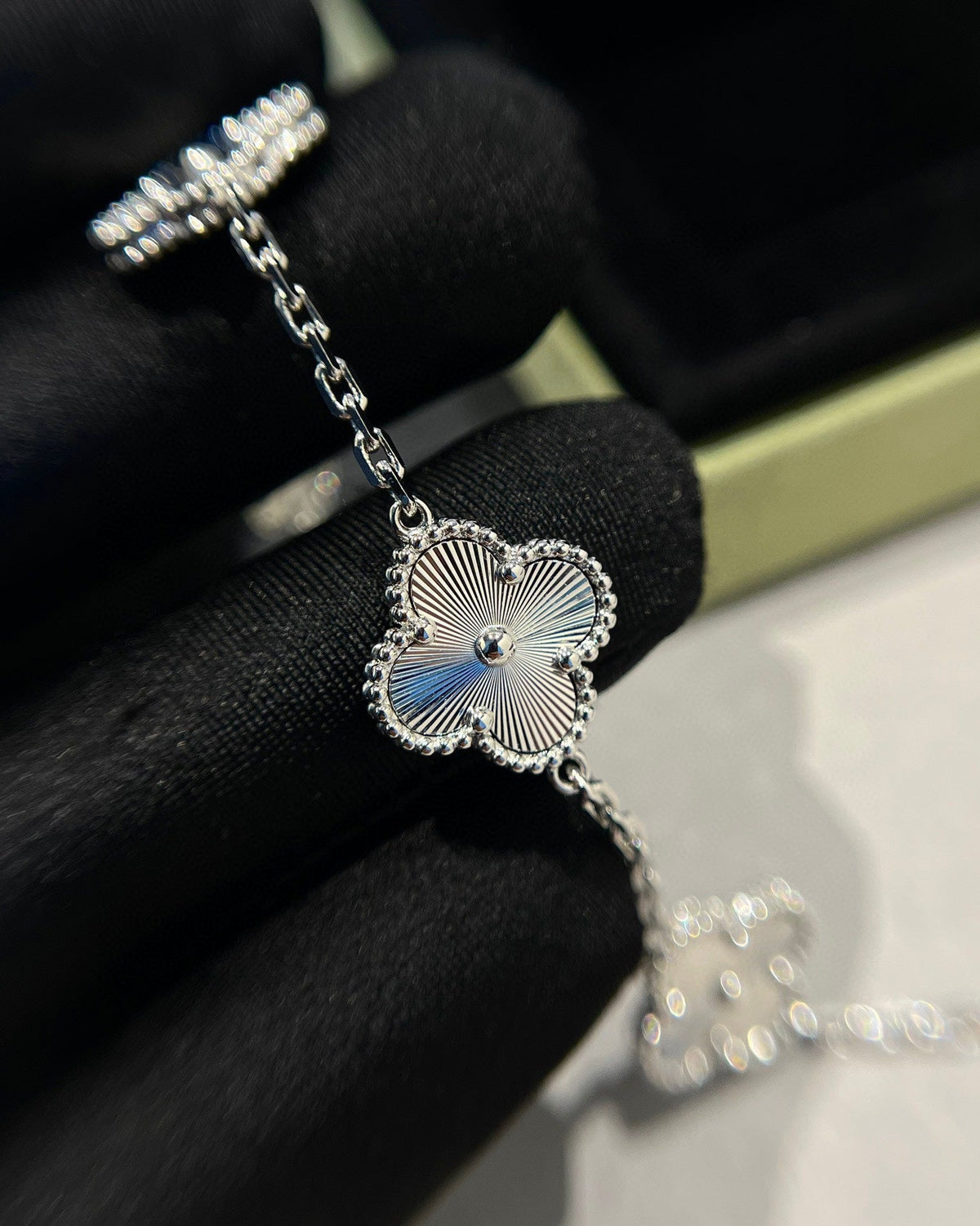 [Elowen jewelsry ] クローバー 5モチーフ レーザーブレスレット コレクション