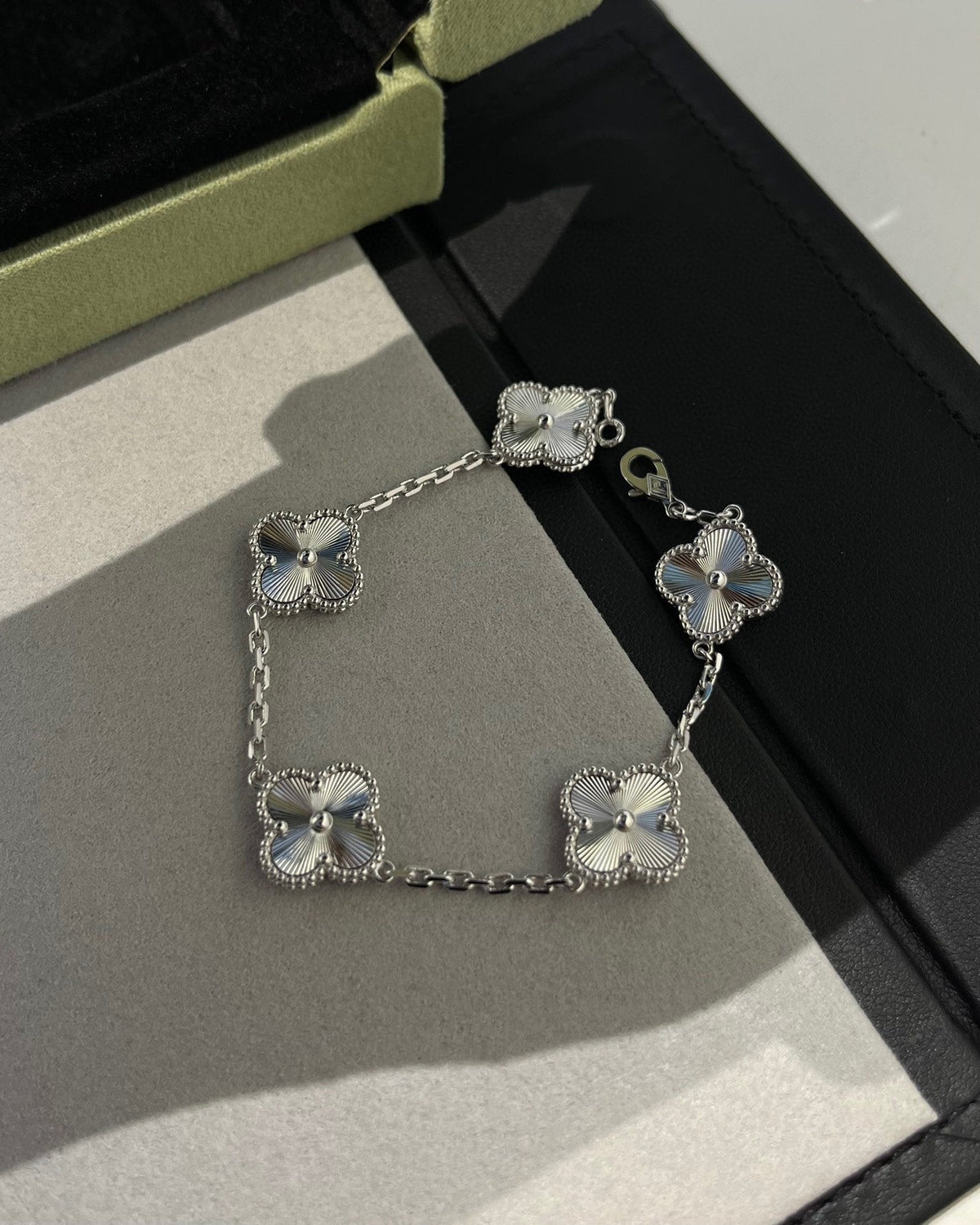 [Elowen jewelsry ] クローバー 5モチーフ レーザーブレスレット コレクション
